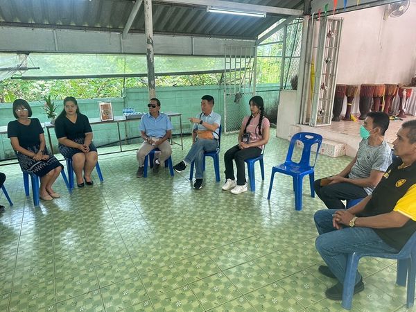 Bangpakong Riverside Country Club 6 people and people studying