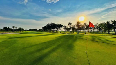 มาเปลี่ยนทุกวันให้เป็นวันอันแสนวิเศษ เพลิดเพลินกับการเล่นกอล์ฟที่ Royal Lakeside Golf Clubบนกรีนที่ท้าทาย แฟร์เวย์อันเขียวชอุ่ม ภูมิทัศน์ที่สวยงาม เหมาะสำหรับการออกรอบกอล์ฟอย่างสนุกสนาน ไม่ว่าจะเป็นนักกอล์ฟมือใหม่ หรือนักกอล์ฟมืออาชีพ ทุกครั้งที่เริ่มวงสว