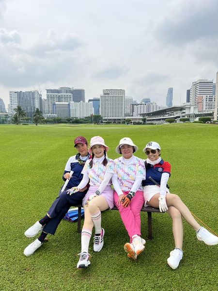 Krungthep Kreetha 3 people and people golfing