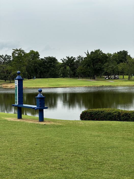 สนามกอล์ฟไดนาสตี้ แอนด์ คันทรีคลับ Dynasty Golf amp Country Club 1 person golf course and body of water