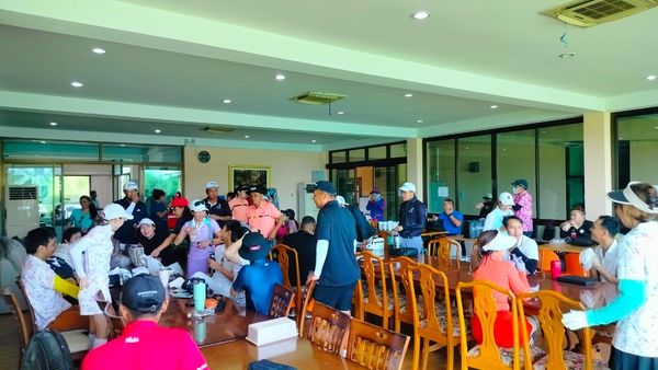 สนามกอล์ฟ 331 Golf Club nbsp 8 people and table