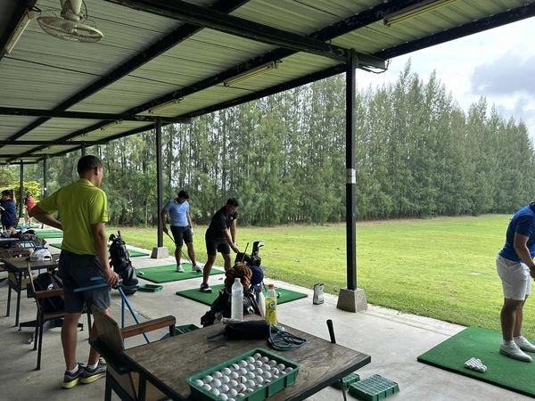 สนามกอล์ฟหริภุญชัย กอล์ฟคลับ 5 people people golfing and golf course