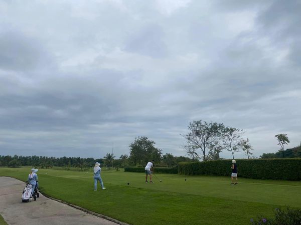 สนามกอล์ฟหริภุญชัย กอล์ฟคลับ 4 people people golfing and golf course