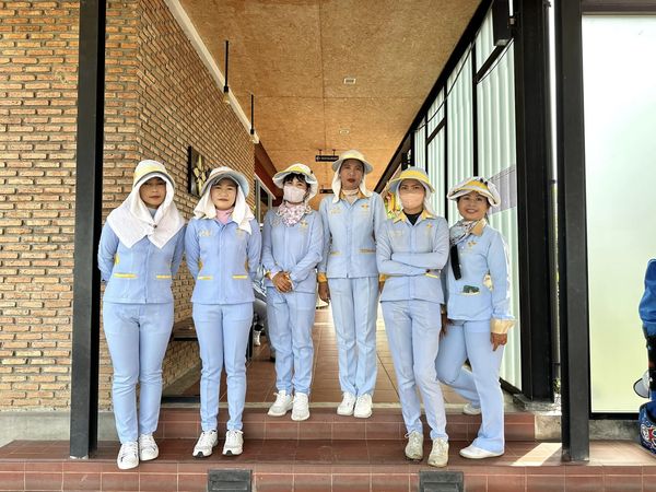 สนามกอล์ฟหริภุญชัย กอล์ฟคลับ 6 people and bangs