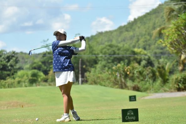 Alpinegolfresort Chiangmai 1 person golfing and golf course-3