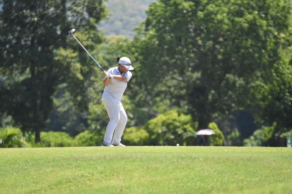 Alpinegolfresort Chiangmai 1 person golfing and golf course
