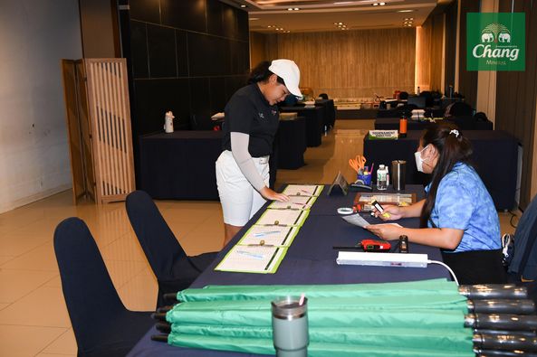 Alpinegolfresort Chiangmai 2 people people golfing table and text