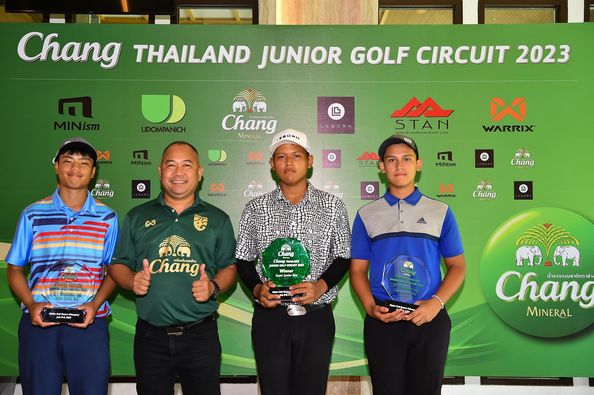 Alpinegolfresort Chiangmai 4 people people golfing and text