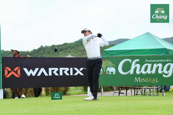 Alpinegolfresort Chiangmai 2 people people golfing golf course and Chang MINERAL X WARRIX Chang Chang น้ำแร่ธรรมชาติตราช้าง MINERAL AATIATA