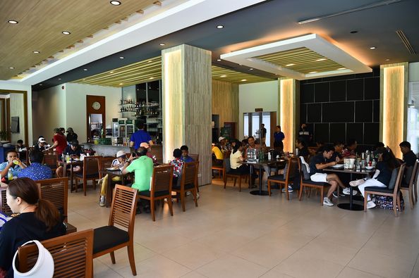 Alpinegolfresort Chiangmai 14 people and table