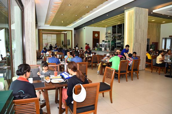 Alpinegolfresort Chiangmai 9 people and table