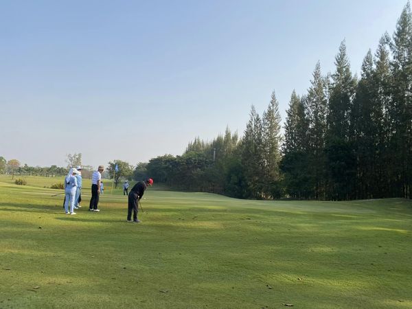 สนามกอล์ฟหริภุญชัย กอล์ฟคลับ 4 people people golfing and golf course