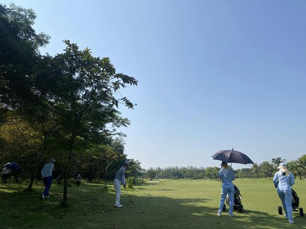 สนามกอล์ฟหริภุญชัย กอล์ฟคลับ 6 people people golfing golf course and grass