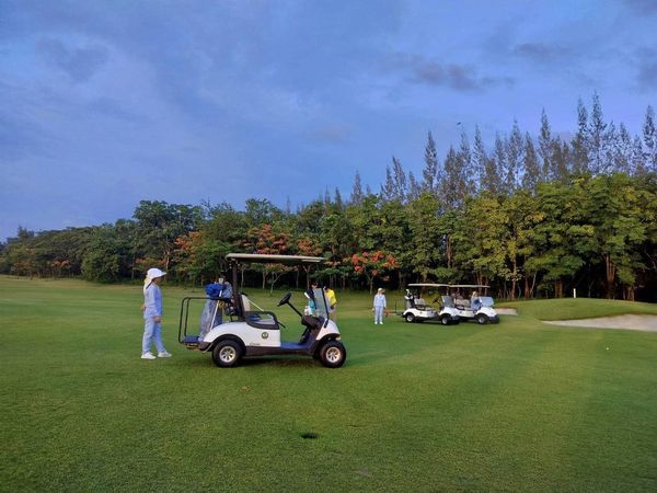 สนามกอล์ฟหริภุญชัย กอล์ฟคลับ 3 people people golfing golf cart and golf course