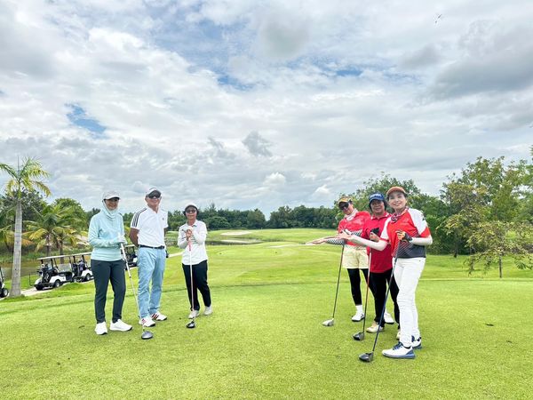สนามกอล์ฟหริภุญชัย กอล์ฟคลับ 5 people people golfing and golf course
