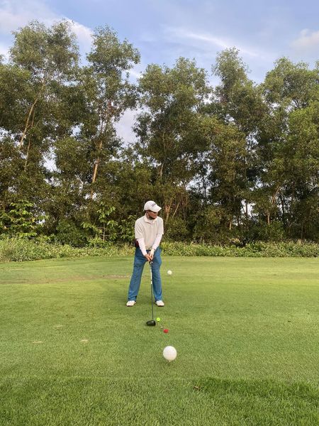 สนามกอล์ฟหริภุญชัย กอล์ฟคลับ 1 person golfing and golf course-2