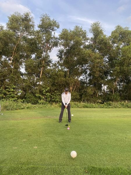 สนามกอล์ฟหริภุญชัย กอล์ฟคลับ 1 person golfing and golf course