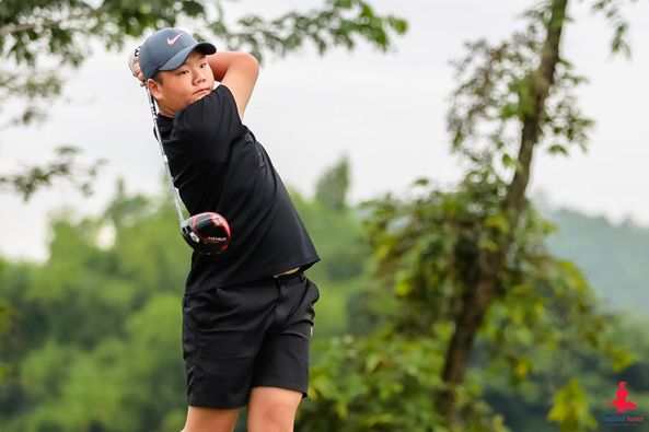 Alpinegolfresort Chiangmai 1 person golfing and golf course