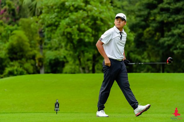 Alpinegolfresort Chiangmai 1 person golfing and golf course
