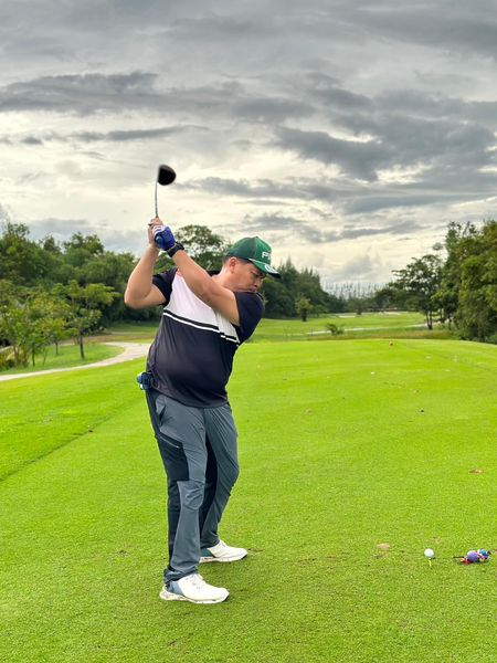 สนามกอล์ฟหริภุญชัย กอล์ฟคลับ 1 person golfing and golf course-3