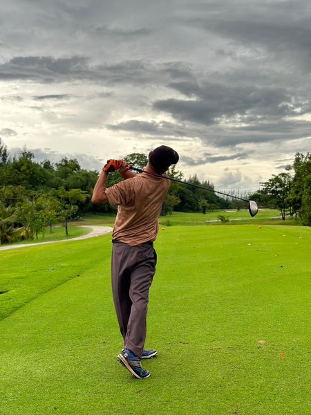 สนามกอล์ฟหริภุญชัย กอล์ฟคลับ 1 person golfing and golf course-4