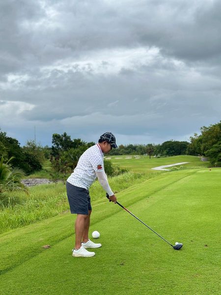 สนามกอล์ฟหริภุญชัย กอล์ฟคลับ 1 person golfing and golf course