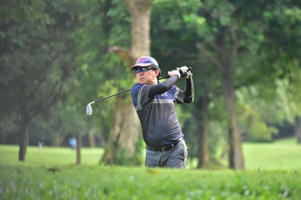 Alpinegolfresort Chiangmai nbsp 1 person golfing and golf course