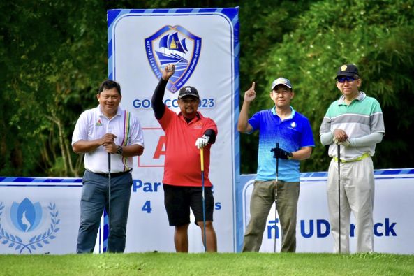 Alpinegolfresort Chiangmai nbsp 4 people people golfing golf course and text