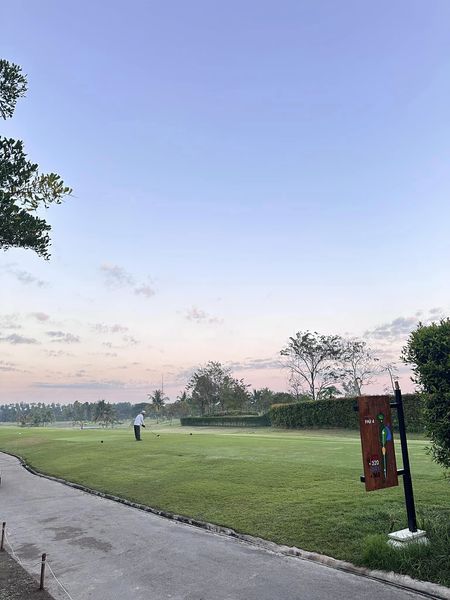 สนามกอล์ฟหริภุญชัย กอล์ฟคลับ nbsp 1 person golfing grass fog golf course cloud and twilight