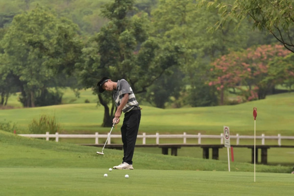 Alpine Golf Resort Chiangmai nbsp 1 คน กำลังตีกอล์ฟ สนามกอล์ฟ และ ข้อความ