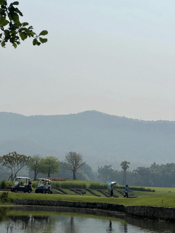 Alpine Golf Resort Chiangmai nbsp 2 คน ทะเลสาบ หมอก สนามกอล์ฟ และ พื้นหญ้า