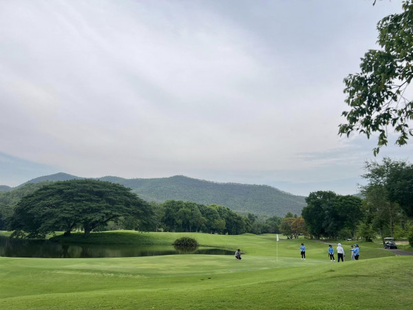 Alpine Golf Resort Chiangmai nbsp 4 คน ผู้คนกำลังตีกอล์ฟ และ สนามกอล์ฟ
