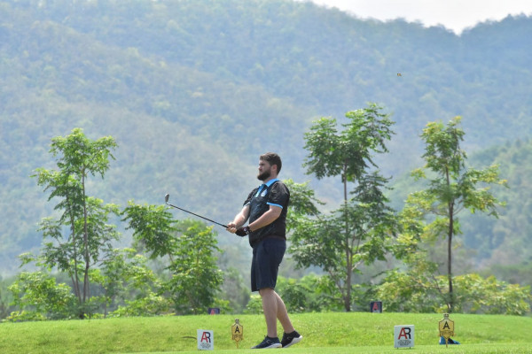Alpine Golf Resort Chiangmai nbsp 1 คน กำลังตีกอล์ฟ เล่นกีฬาลู่และลาน จานร่อน สนามกอล์ฟ พื้นหญ้า และ ข้อความ