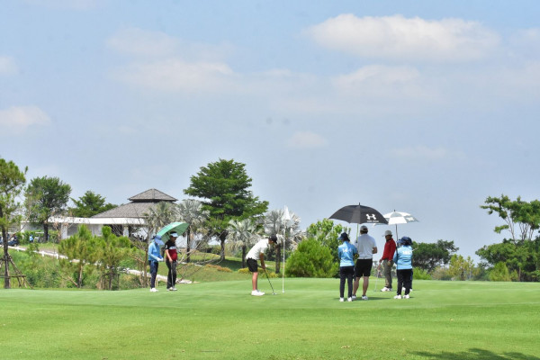 Alpine Golf Resort Chiangmai nbsp 7 คน ผู้คนกำลังตีกอล์ฟ รถกอล์ฟ และ สนามกอล์ฟ
