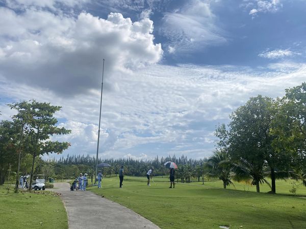 สนามกอล์ฟหริภุญชัย กอล์ฟคลับ 7 people golf course grass nature and sky