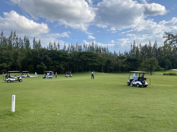สนามกอล์ฟหริภุญชัย กอล์ฟคลับ 5 people and grass