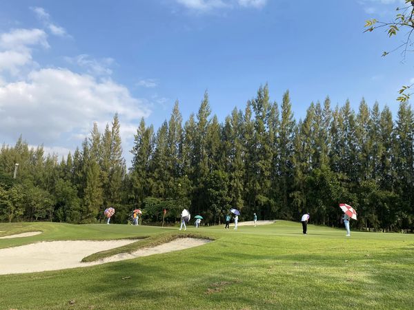 สนามกอล์ฟหริภุญชัย กอล์ฟคลับ 7 people and golf course