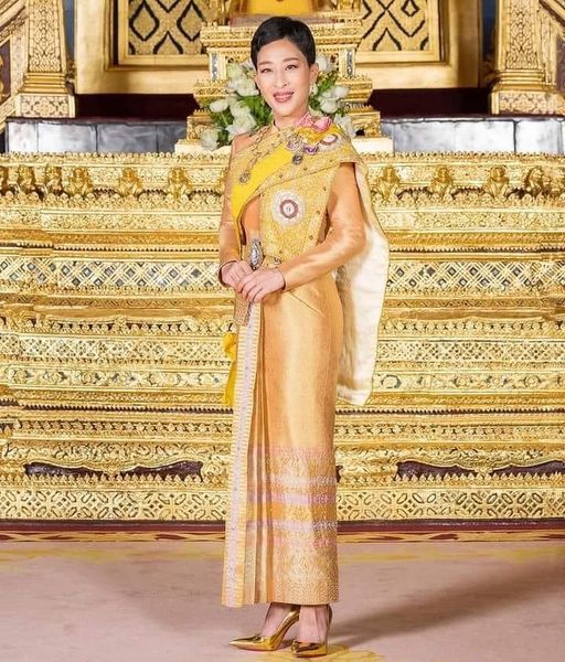 สนามกอล์ฟหริภุญชัย กอล์ฟคลับ 1 person and standing