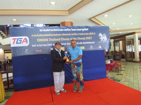 Santiburi Country Club Chiangrai 2 people and people standing