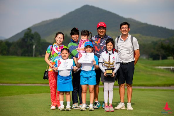 Alpinegolfresort Chiangmai 5 people people standing and grass Alpinegolfresort Chiangmai 5 people people standing and grass