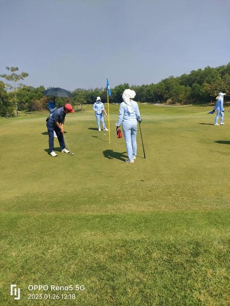 สนามกอล์ฟหริภุญชัย กอล์ฟคลับ 4 people golf course and grass
