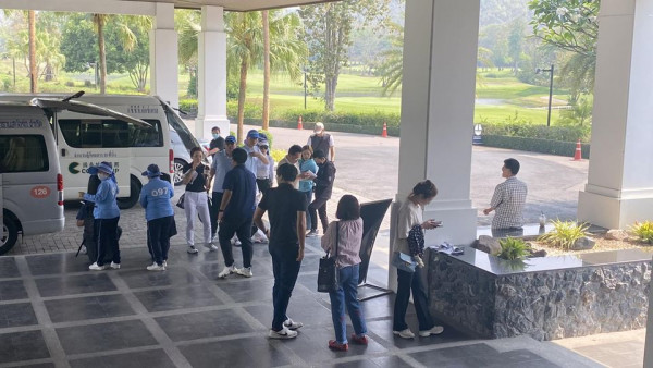 Alpinegolfresort Chiangmai 9 people and people standing