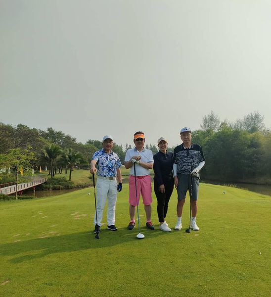 สนามกอล์ฟหริภุญชัย กอล์ฟคลับ 4 people people standing grass and golf course