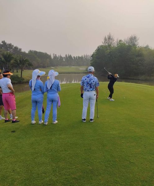 สนามกอล์ฟหริภุญชัย กอล์ฟคลับ 5 people people standing and grass