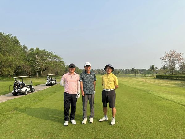 สนามกอล์ฟหริภุญชัย กอล์ฟคลับ 3 people grass and golf course