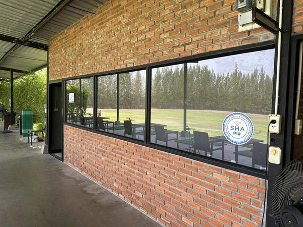 สนามกอล์ฟหริภุญชัย กอล์ฟคลับ brick wall and outdoors