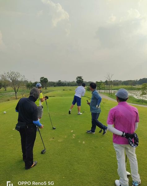 สนามกอล์ฟหริภุญชัย กอล์ฟคลับ 4 people golf course and grass