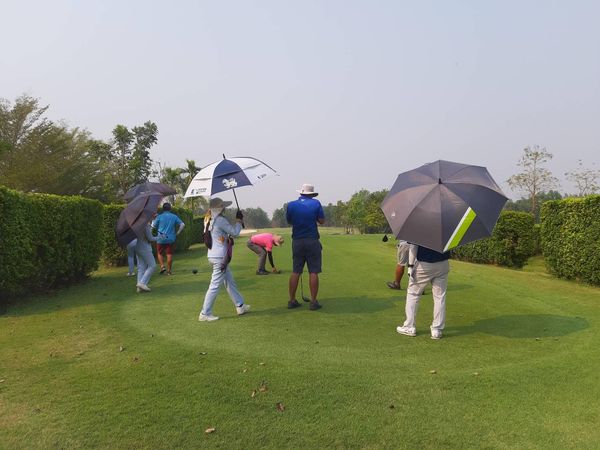 สนามกอล์ฟหริภุญชัย กอล์ฟคลับ 6 people and grass
