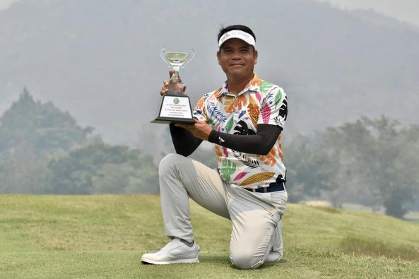 Alpinegolfresort Chiangmai 1 person standing and golf course