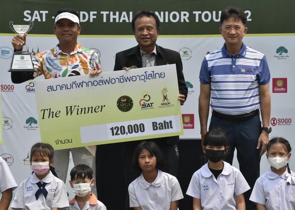 Alpinegolfresort Chiangmai 9 people and people standing